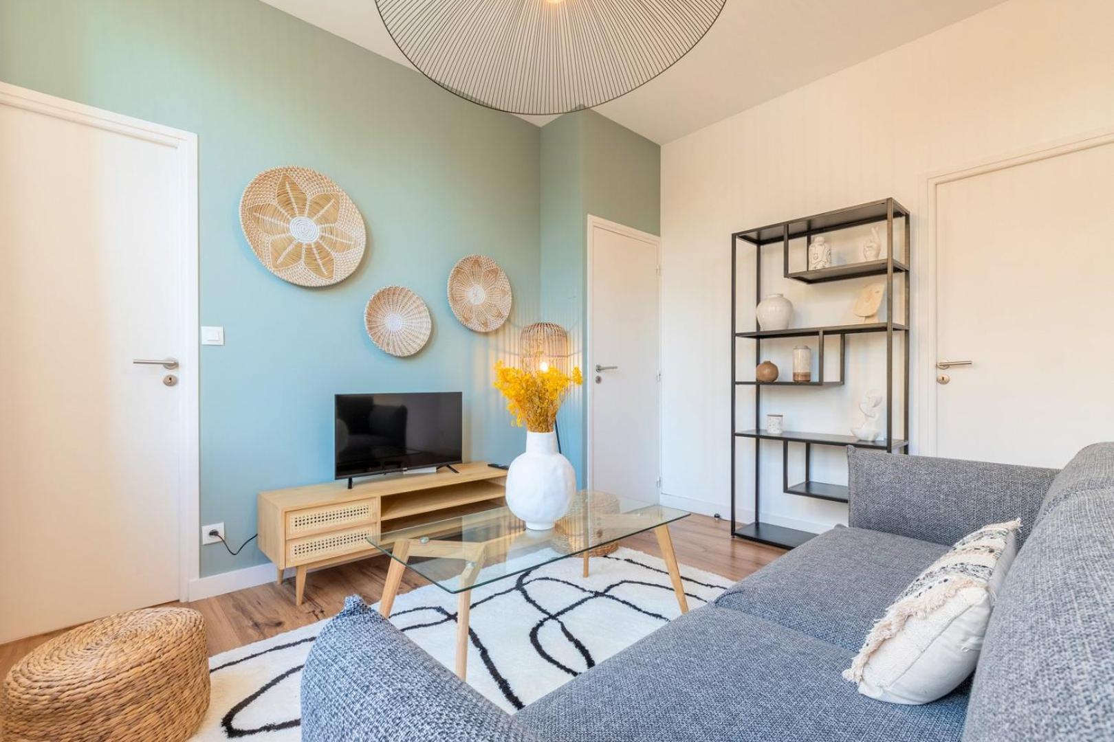 Modern, Quiet 3-Bedroom Apartment With Parking Марк-ан-Барёль Экстерьер фото